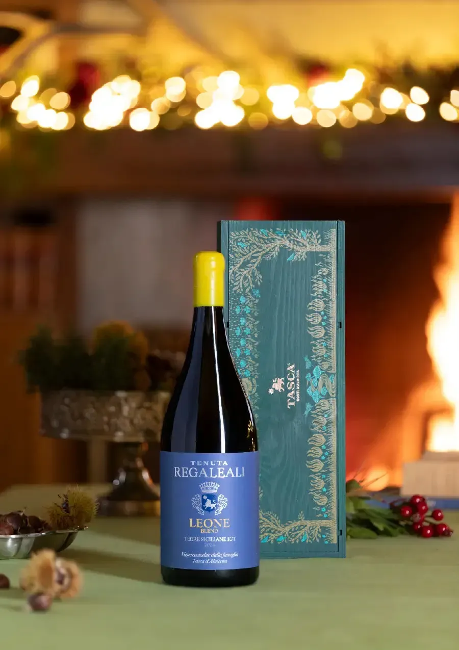 Tasca d'Almerita Leone 2025 Geschenkset Magnum 1,5l Holzkiste