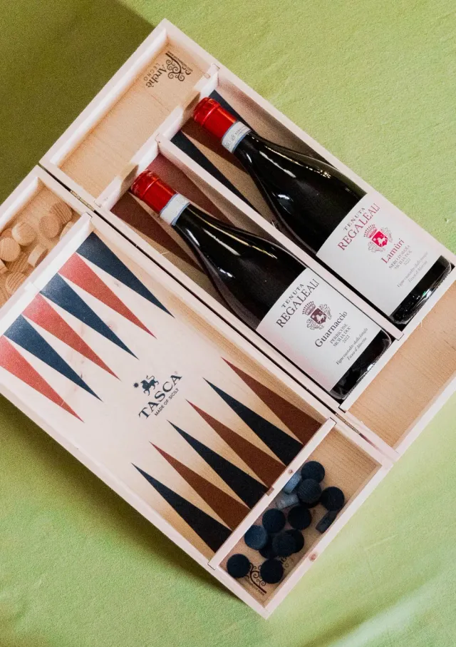 Tasca Play Wine Geschenkset 2x0,75L Holzbox Spiele trocken